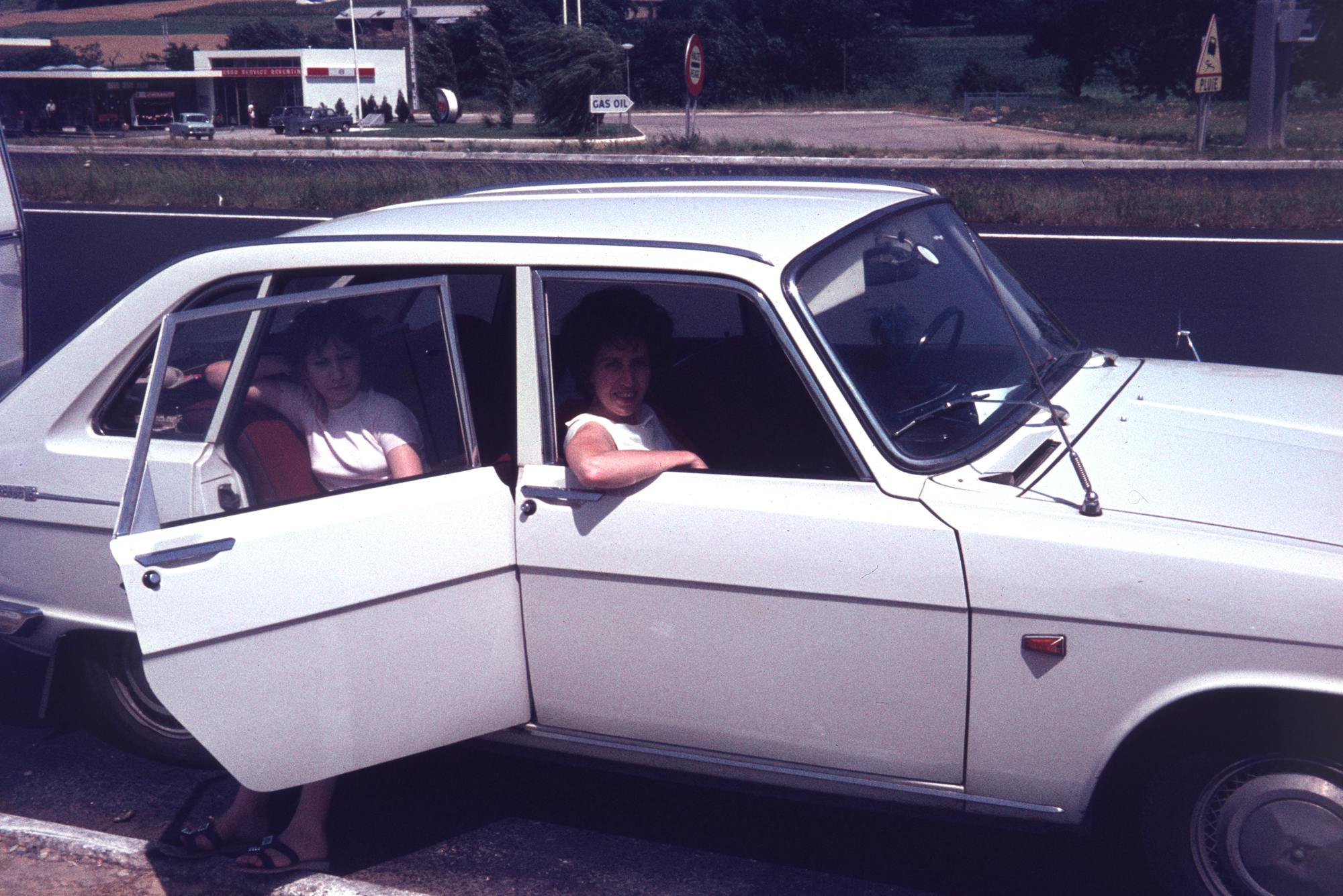 A girl and her mum in a old-timer white car, a slide from bigkkids'zine